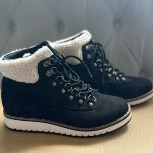 CLIFFS by White Mountain Women’s Black Lace-Up Hiking Style Winter Boots Size 6M